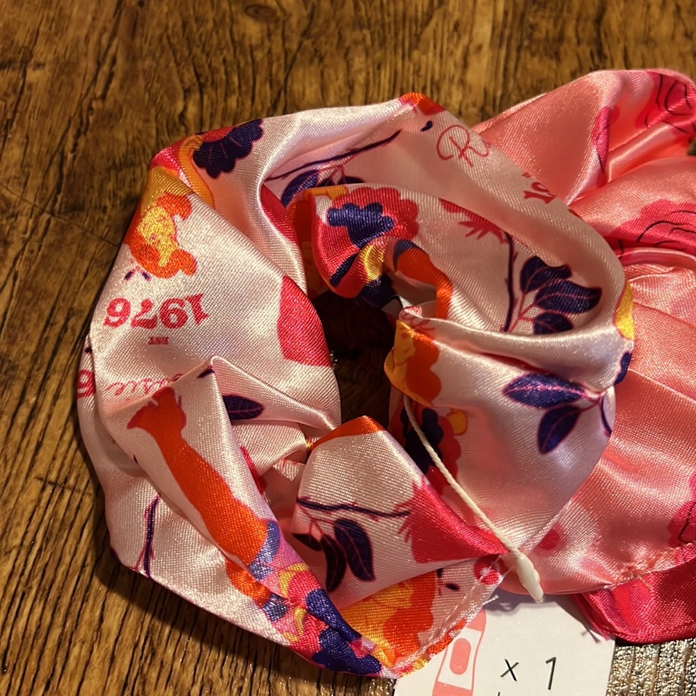 Benefit Scrunchie Set(New) - Picture 2 of 6